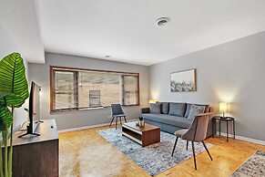 Prime 2BR Chicago Apartment