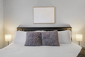 Prime 2BR Chicago Apartment