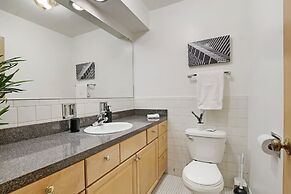 Prime 2BR Chicago Apartment
