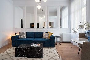 Gorgeous 2BR Condos Steps from Old Town