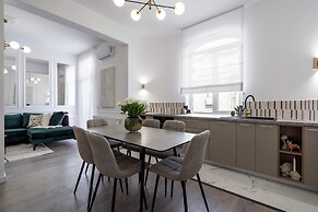 Gorgeous 2BR Condos Steps from Old Town