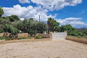 Villa Pescoluse With Pool and Sea View
