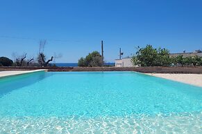 Villa Pescoluse With Pool and Sea View