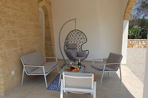 Villa Pescoluse With Pool and Sea View