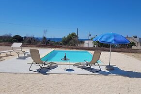 Villa Pescoluse With Pool and Sea View