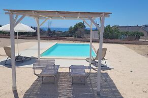 Villa Pescoluse With Pool and Sea View