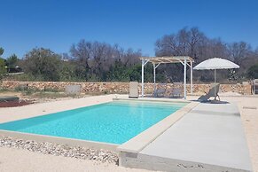 Villa Pescoluse With Pool and Sea View