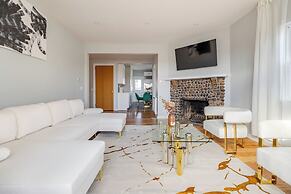 Prime Luxury with Balcony Wood Fireplace