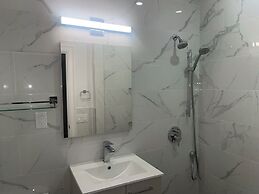 Prime Luxury with Balcony Wood Fireplace