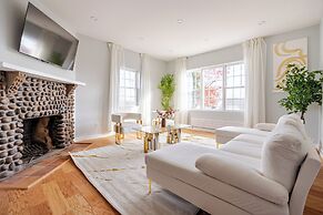 Prime Luxury with Balcony Wood Fireplace