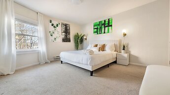 Ultra-Modern Luxe Sleek & Stunning Stay
