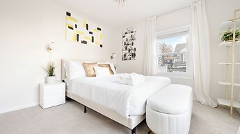 Ultra-Modern Luxe Sleek & Stunning Stay