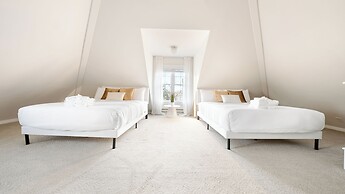 Ultra-Modern Luxe Sleek & Stunning Stay