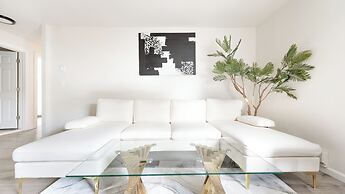 Ultra-Modern Luxe Sleek & Stunning Stay