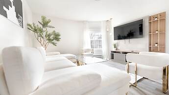 Ultra-Modern Luxe Sleek & Stunning Stay