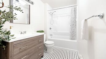 Ultra-Modern Luxe Sleek & Stunning Stay