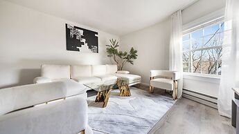 Ultra-Modern Luxe Sleek & Stunning Stay