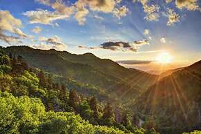 Lovely Cabin near GSMNP & Attractions