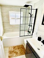 Stylish 3 BDR House With Free Parking Near Hulme