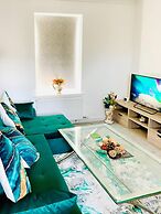 Stylish 3 BDR House With Free Parking Near Hulme