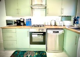 Stylish 3 BDR House With Free Parking Near Hulme