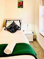 Stylish 3 BDR House With Free Parking Near Hulme