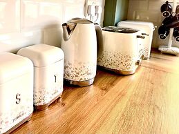 Stylish 3 BDR House With Free Parking Near Hulme