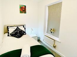 Stylish 3 BDR House With Free Parking Near Hulme