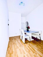 Spacious 4BR Apt Perfect for Groups