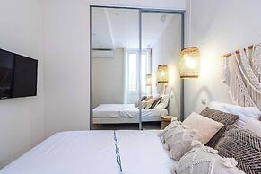 Modern Apartment -2bdr/6p - 300m From the Beach