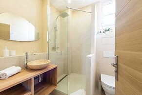 Modern Apartment -2bdr/6p - 300m From the Beach