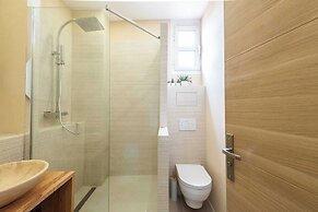 Modern Apartment -2bdr/6p - 300m From the Beach