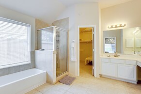 Private Yard + Gazebo: Quiet Houston Home