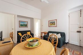 Inviting 2-bed flat near the beach