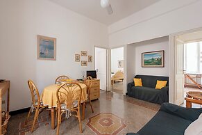 Inviting 2-bed flat near the beach