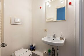 Inviting 2-bed flat near the beach