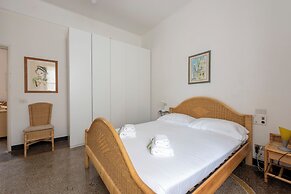 Inviting 2-bed flat near the beach