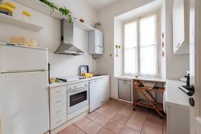 Inviting 2-bed flat near the beach