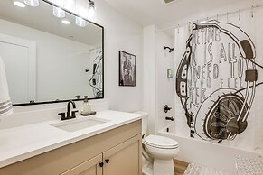 25 Mi to Zion: Rock 'n' Roll Condo w/ Mtn View!