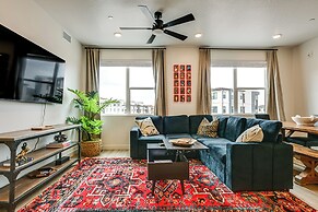 25 Mi to Zion: Rock 'n' Roll Condo w/ Mtn View!