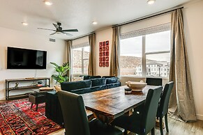 25 Mi to Zion: Rock 'n' Roll Condo w/ Mtn View!