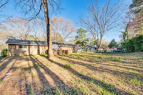 18 Mi to Downtown Atlanta: Quiet Home w/ Fire Pit