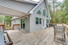 Lakefront Poconos Cabin w/ Deck & Game Room