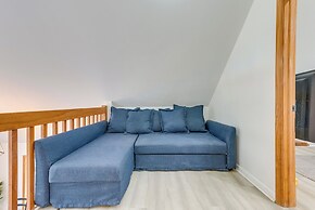 Lakefront Poconos Cabin w/ Deck & Game Room