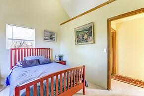 Hot Tub & Decks: Central Hood River Townhome!