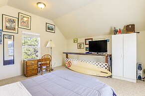 Hot Tub & Decks: Central Hood River Townhome!