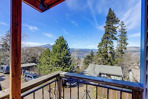 Hot Tub & Decks: Central Hood River Townhome!