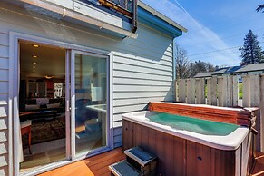 Hot Tub & Decks: Central Hood River Townhome!