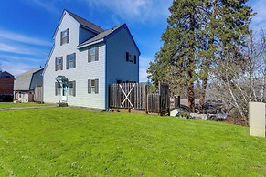 Hot Tub & Decks: Central Hood River Townhome!