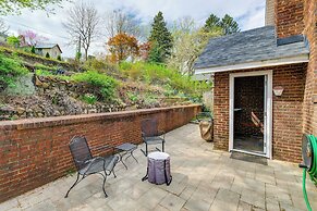 1 Mi to Dtwn Roanoke: Home w/ Yard & Mtn View!